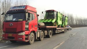 三江市的客户订(ding)购的穗茎(jing)兼(jian)收玉米(mi)收获机